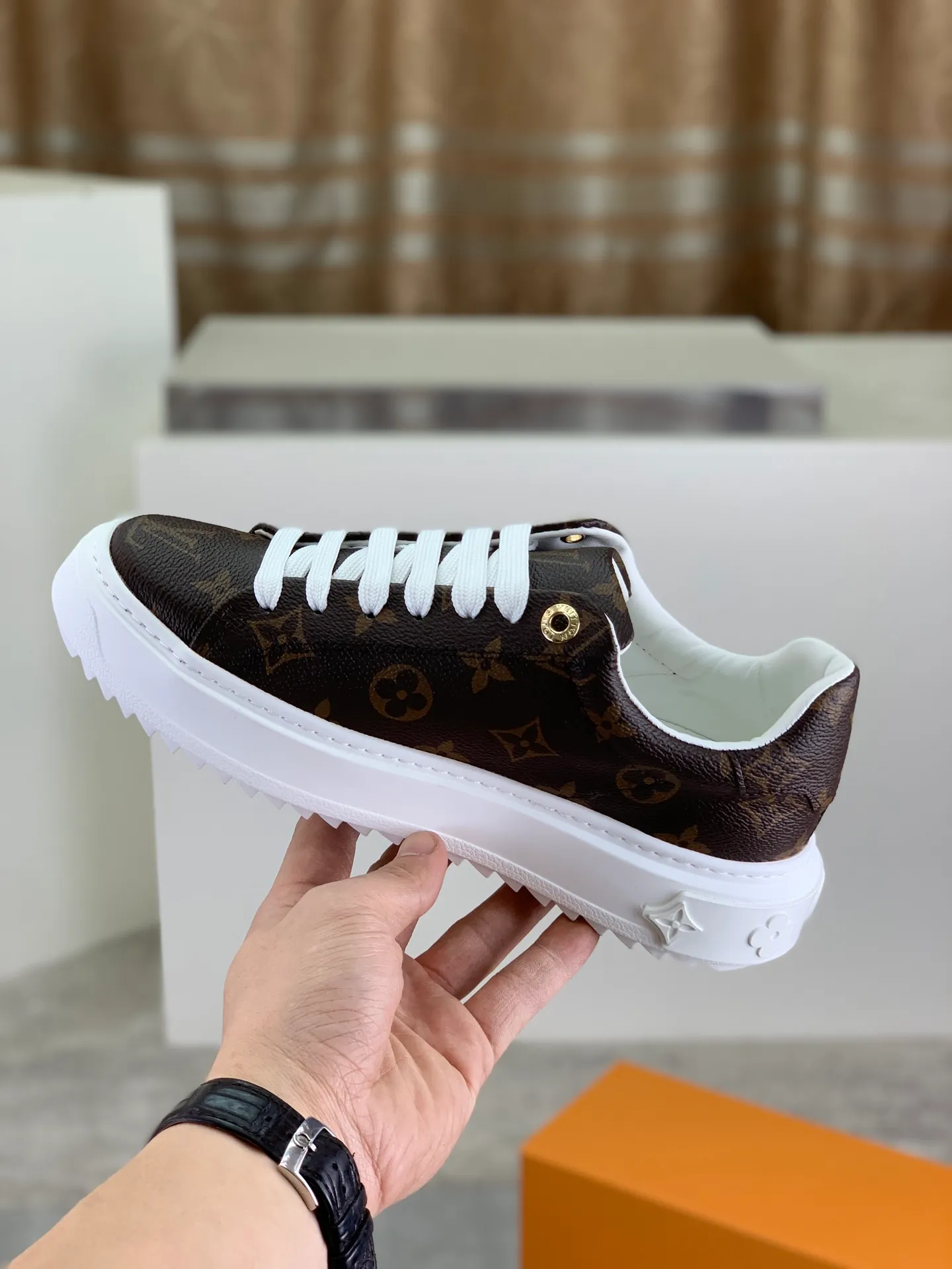 Factory price P700 💶 Top version [LOUIS VUITTON] Couple 🧑‍🤝‍🧑 Craftsman style Counter series (original order) New style 🍀LV Louis Vuitton - top version LV classic high-top trendy shoes! Made of imported original craft calfskin, original breathable lining, and original wear-resistant, lightweight, high-end TPU outsole! High quality products! 3️⃣ colors available, code numbers: female 35-39, male 39-44 (female 40, male 45 46 customized)